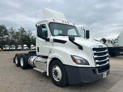 Freightliner Cascadia 126 Day Cab Truck - 455HP, 12 Speed Automatic