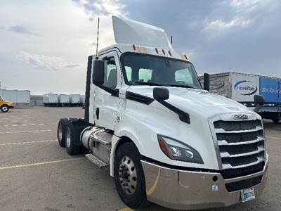 Freightliner Cascadia 126 Day Cab Truck - 450HP, 12 Speed Automatic