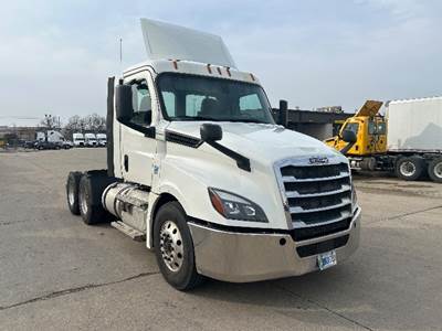 Freightliner Cascadia 126 Day Cab Truck - 450HP, 12 Speed Automatic