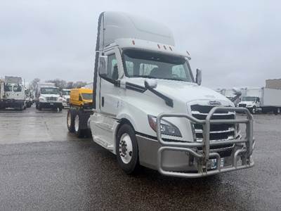 Freightliner Cascadia 126 Day Cab Truck - Cummins 450HP, 10 Speed Manual