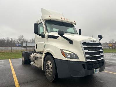 Freightliner Cascadia 126 Single Axle Day Cab Truck - 410HP, 12 Speed Automatic