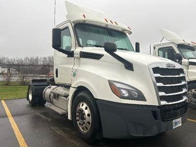 Freightliner Cascadia 126 Single Axle Day Cab Truck - 410HP, 12 Speed Automatic