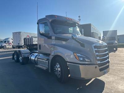 Freightliner Cascadia 126 Day Cab Truck - 455HP, 10 Speed Manual