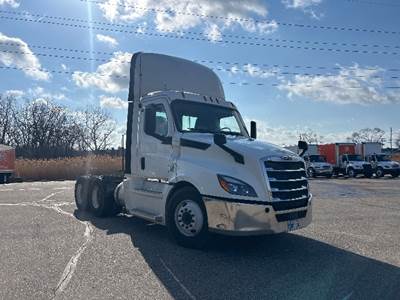 Freightliner Cascadia 126 Day Cab Truck - Cummins 450HP, 10 Speed Manual