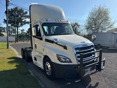 Freightliner Cascadia 126 Day Cab Truck - 410HP, 12 Speed Automatic