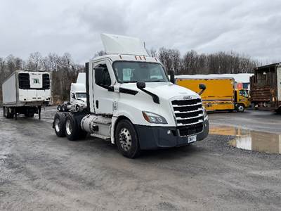 Freightliner Cascadia 126 Day Cab Truck - 455HP, 12 Speed Automatic