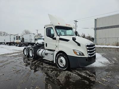 Freightliner Cascadia 126 Day Cab Truck - 425HP, 12 Speed Automatic