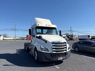 Freightliner Cascadia 126 Day Cab Truck - 435HP, 12 Speed Automatic
