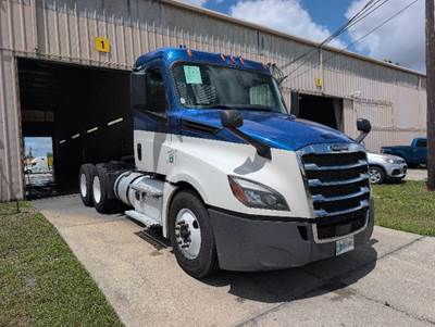 Freightliner Cascadia 126 Day Cab Truck - 455HP, 10 Speed Manual