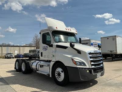 Freightliner Cascadia 126 Day Cab Truck - 435HP, 12 Speed Automatic
