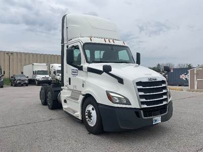 Freightliner Cascadia 126 Day Cab Truck - 450HP, 12 Speed Automatic