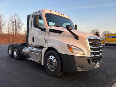 Freightliner Cascadia 126 Day Cab Truck - 435HP, 10 Speed Manual
