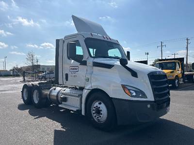 Freightliner Cascadia 126 Day Cab Truck - 435HP, 12 Speed Automatic