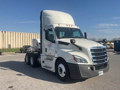 Freightliner Cascadia 126 Day Cab Truck - 450HP, 12 Speed Automatic