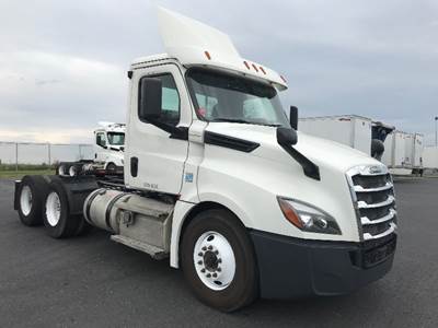 Freightliner Cascadia 126 Day Cab Truck - 435HP, 12 Speed Automatic