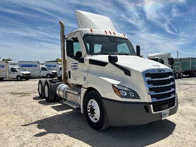 Freightliner Cascadia 126 Day Cab Truck - 450HP, 12 Speed Automatic