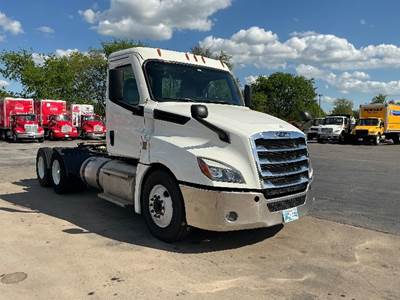 Freightliner Cascadia 126 Day Cab Truck - Cummins 500HP, 12 Speed Automatic
