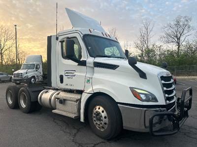 Freightliner Cascadia 126 Day Cab Truck - 450HP, 12 Speed Automatic
