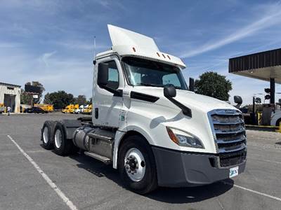 Freightliner Cascadia 126 Day Cab Truck - 435HP, 12 Speed Automatic
