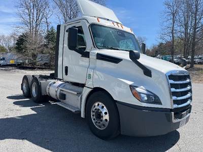 Freightliner Cascadia 126 Day Cab Truck - 455HP, 12 Speed Automatic