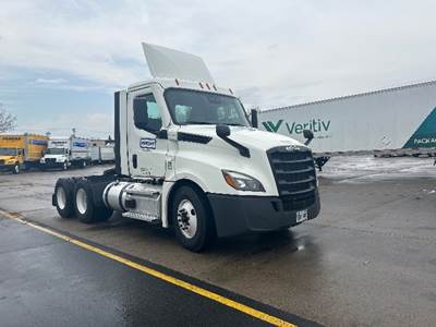 Freightliner Cascadia 126 Day Cab Truck - 435HP, 12 Speed Automatic