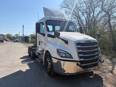 Freightliner Cascadia 126 Day Cab Truck - 450HP, 12 Speed Automatic