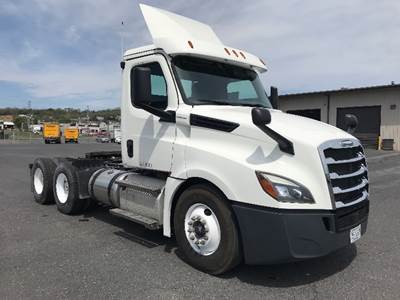 Freightliner Cascadia 126 Day Cab Truck - 435HP, 12 Speed Automatic