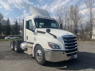 Freightliner Cascadia 126 Day Cab Truck - 450HP, 12 Speed Automatic