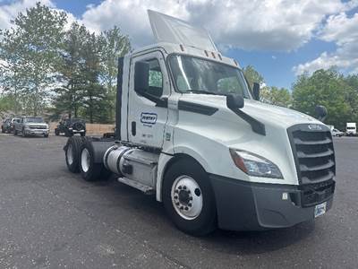 Freightliner Cascadia 126 Day Cab Truck - 435HP, 12 Speed Automatic