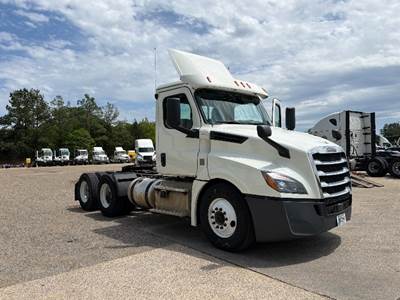 Freightliner Cascadia 126 Day Cab Truck - 435HP, 12 Speed Automatic