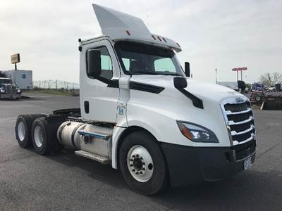 Freightliner Cascadia 126 Day Cab Truck - 435HP, 12 Speed Automatic