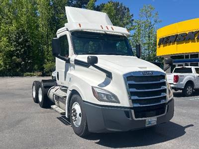 Freightliner Cascadia 126 Day Cab Truck - Cummins 400HP, 13 Speed Automatic