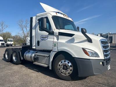 Freightliner Cascadia 126 Day Cab Truck - 455HP, 12 Speed Automatic