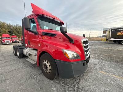 Freightliner Cascadia 126 Day Cab Truck - 450HP, 12 Speed Automatic