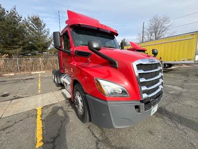 Freightliner Cascadia 126 Day Cab Truck - 450HP, 12 Speed Automatic