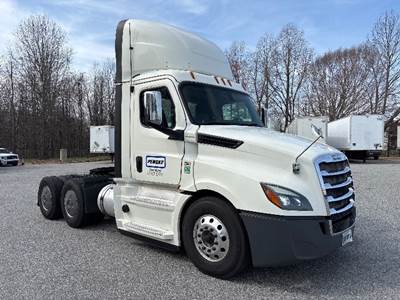 Freightliner Cascadia 126 Day Cab Truck - 450HP, 12 Speed Automatic