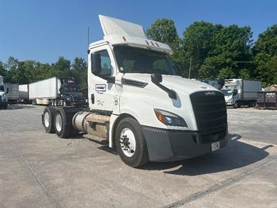 Freightliner Cascadia 126 Day Cab Truck - Cummins 400HP, 13 Speed Automatic