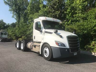 Freightliner Cascadia 126 Day Cab Truck - 435HP, 12 Speed Automatic