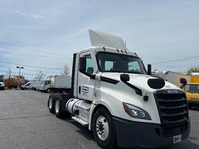 Freightliner Cascadia 126 Day Cab Truck - 435HP, 12 Speed Automatic