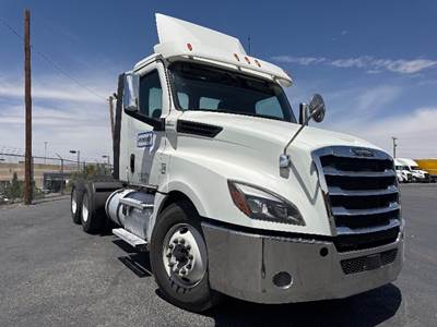 Freightliner Cascadia 126 Day Cab Truck - 455HP, 12 Speed Automatic