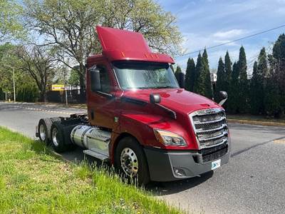 Freightliner Cascadia 126 Day Cab Truck - 435HP, 12 Speed Automatic