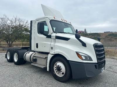 Freightliner Cascadia 126 Day Cab Truck - 435HP, 12 Speed Automatic