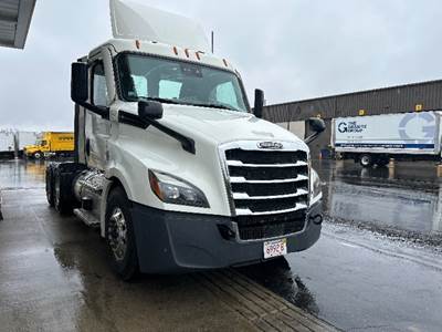 Freightliner Cascadia 126 Day Cab Truck - 455HP, 12 Speed Automatic