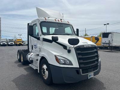 Freightliner Cascadia 126 Day Cab Truck - 435HP, 12 Speed Automatic
