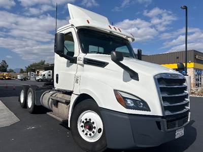 Freightliner Cascadia 126 Day Cab Truck - 435HP, 12 Speed Automatic