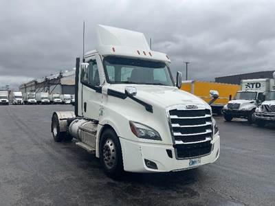 Freightliner Cascadia 126 Single Axle Day Cab Truck - 470HP, 10 Speed Manual