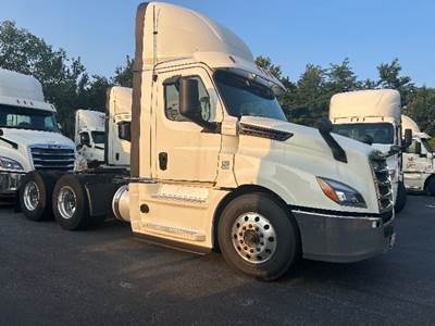 Freightliner Cascadia 126 Day Cab Truck - 435HP, 12 Speed Automatic