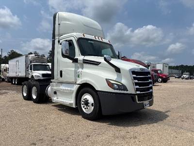 Freightliner Cascadia 126 Day Cab Truck - 435HP, 12 Speed Automatic
