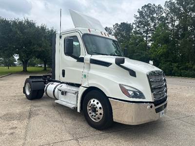 Freightliner Cascadia 126 Single Axle Day Cab Truck - 435HP, 12 Speed Automatic
