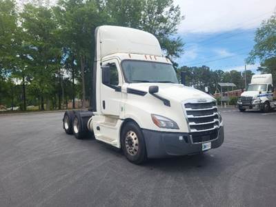 Freightliner Cascadia 126 Day Cab Truck - 455HP, 12 Speed Automatic